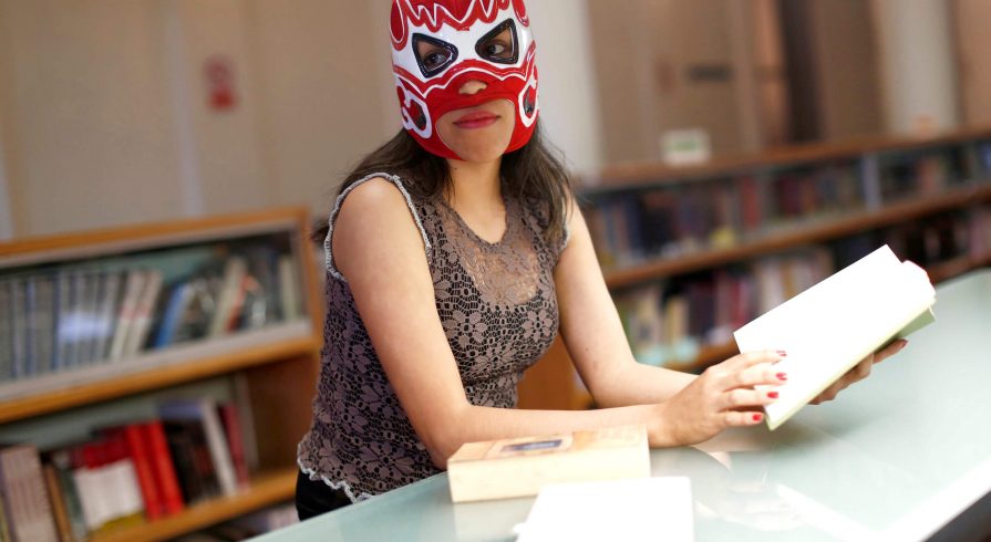 Una luchadora se quita la máscara