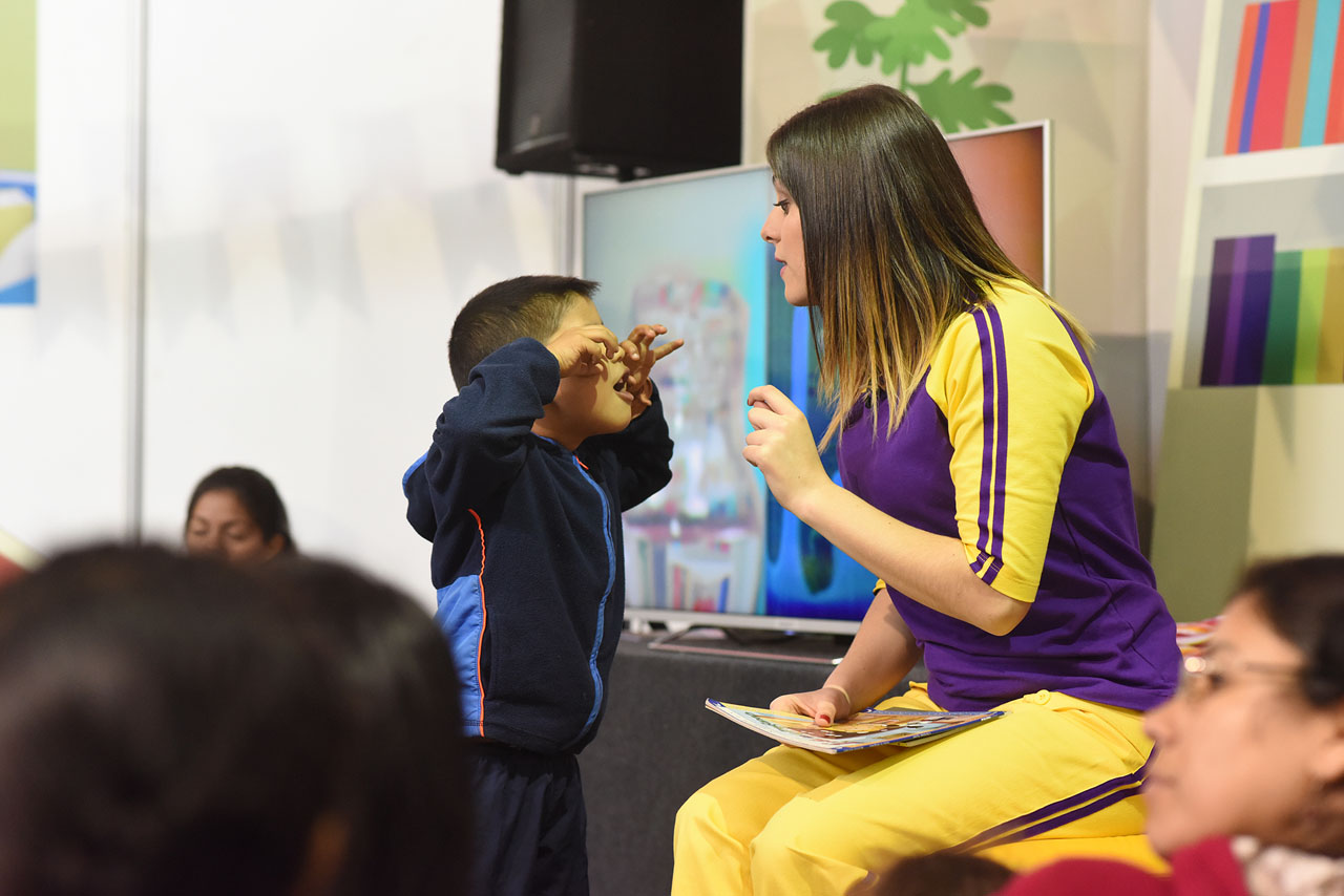 Un niño jugando con Alicia.