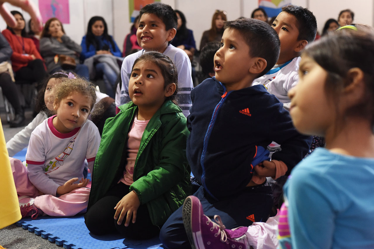 Los niños muy atentos.