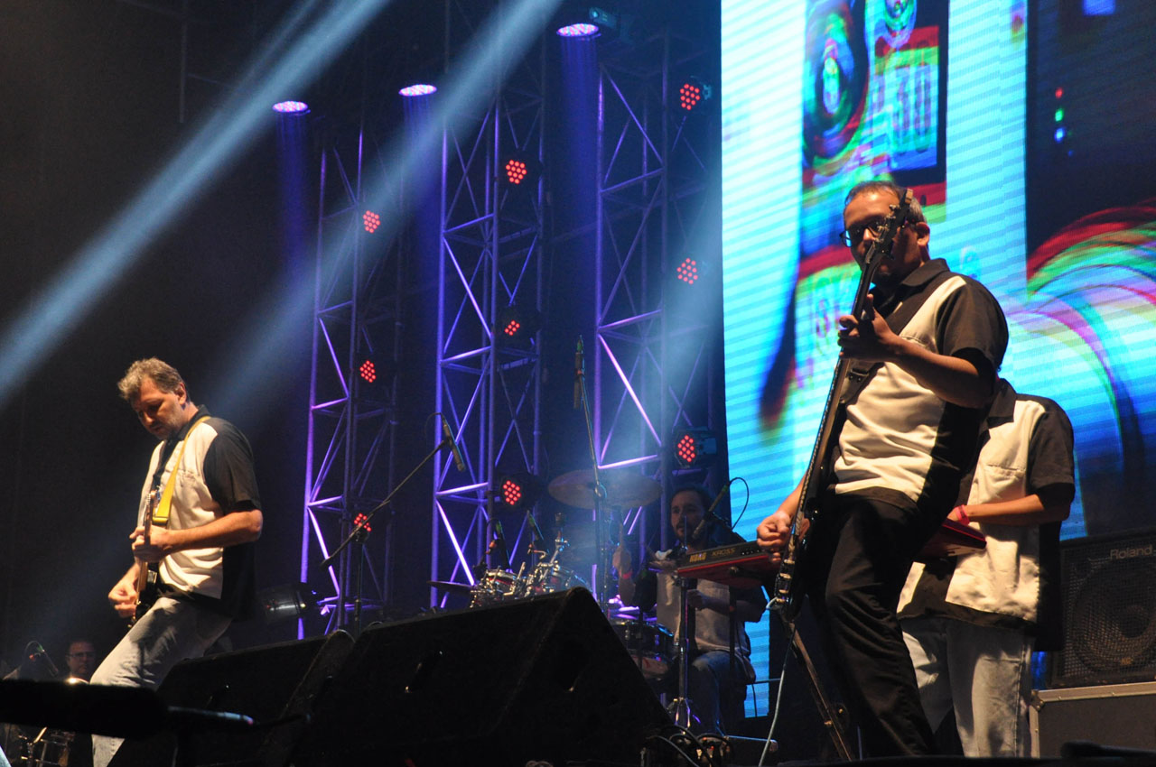 Festival Descabellado. Los Protones interpretando el tema "El condor pasa".