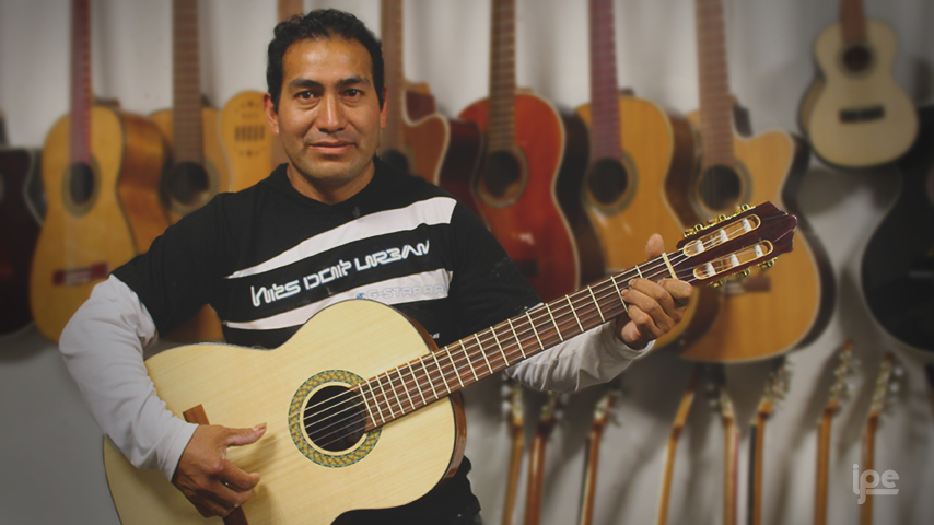 “Namora es conocido como la “tierra de las guitarras”, porque en este distrito se mantiene la tradición de lutieres, artesanos constructores de instrumentos musicales de cuerda. Mi padre nos enseñó este arte, junto a mis tres hermanos. Esta tradición viene desde hace unas cinco décadas, de generación en generación. Mis hijos también están aprendiendo este trabajo. Para hacer una guitarra nos lleva alrededor de un mes de producción.” (Tolentino Zelada Romero, Namora, Cajamarca)