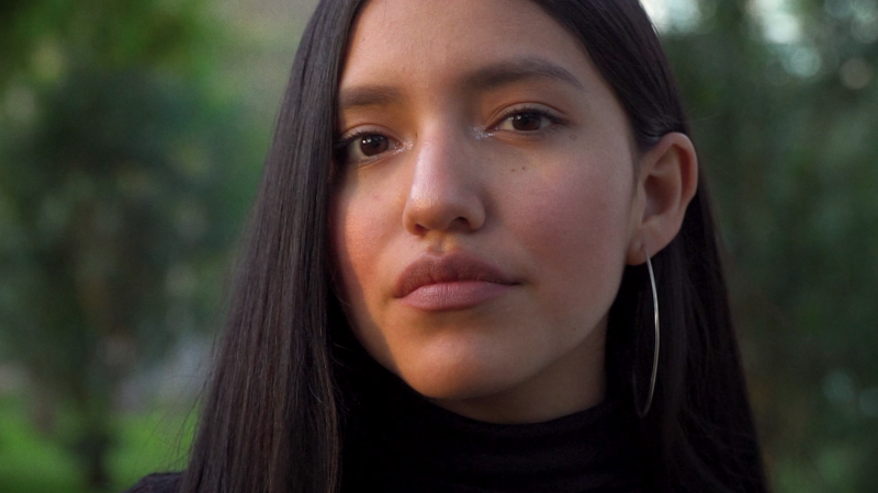 Y Dicen: la joven cantautora Renata Flores sorprende con un poema de Esther Allison 