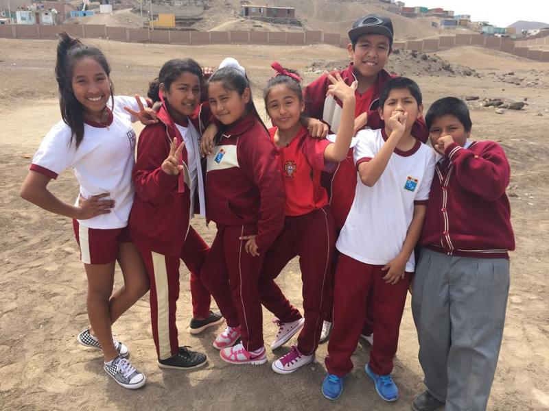 Chicos y chicas del Colegio Manuel Calvo. Créditos de la foto: Canal IPe