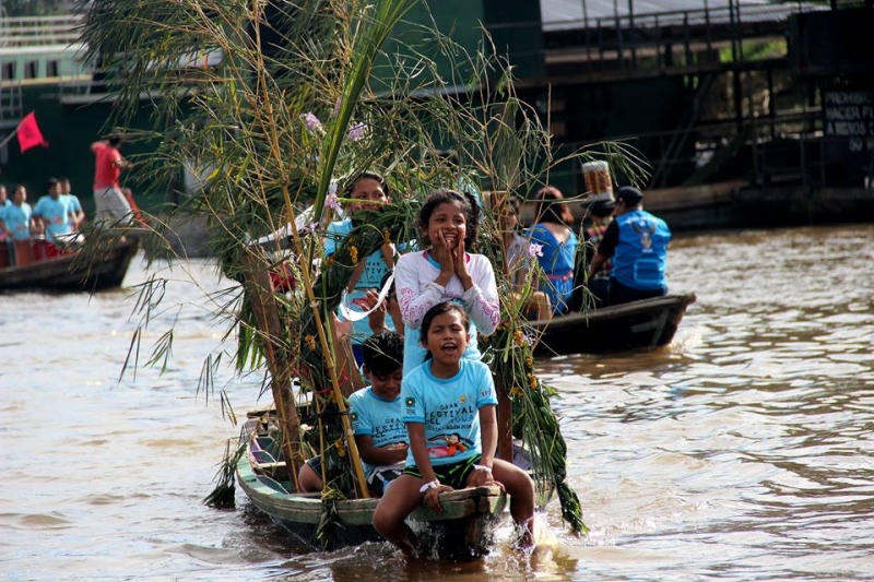 Niños en balsa de plantas. Créditos de la foto: Facebook