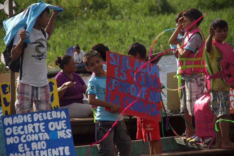 Niño con mensaje sobre el cuidado del agua. Créditos de la foto: Facebook