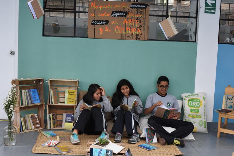 Los chicos leyendo en el stand cartonero del patio. Créditos de la foto: Canal IPe