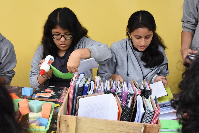 Taller de libros cartoneros. Créditos de la foto: Canal IPe