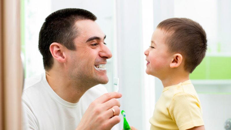 papa-e-hijo-cepillandose-los-dientes.jpg