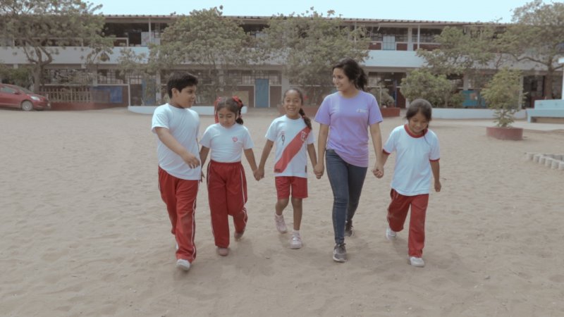 Stephany con alumnos del Fe y Alegría